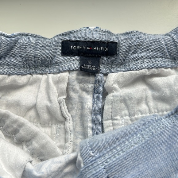 Tommy Hilfiger adaptive shorts in shark print, adjustable waist, Velcro closure - Picture 3 of 6